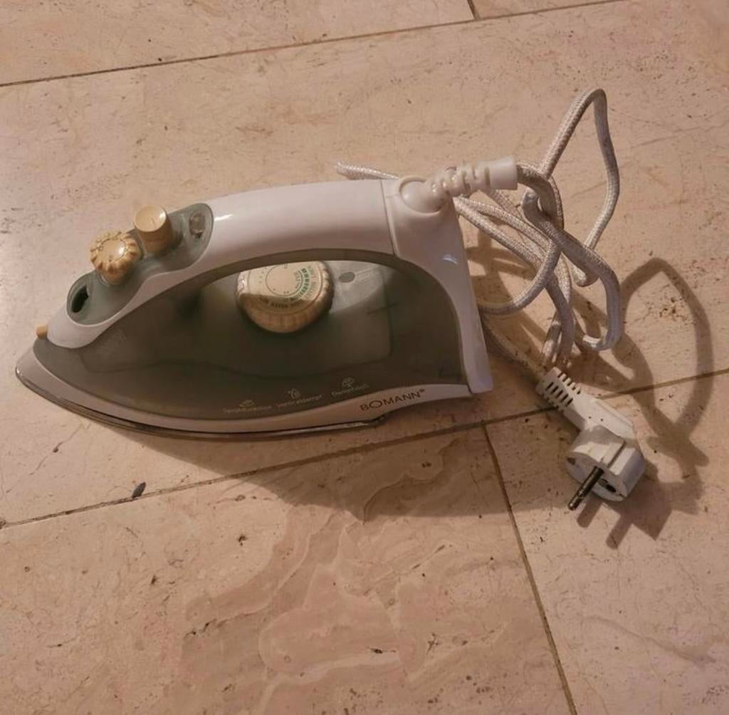 Bomann 2000 Watt strijkijzer werkt perfect, Ophalen, Zo goed als nieuw