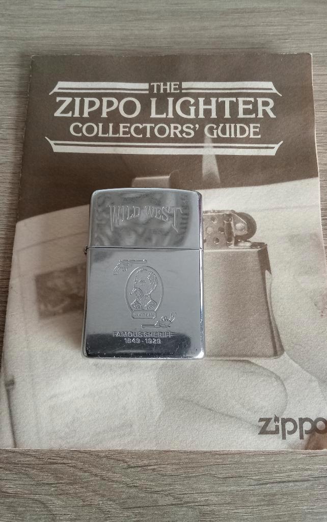 Zippo Wyatt Earp + collectors guide autentiek, Verzamelen, Rookartikelen, Aanstekers en Luciferdoosjes, Gebruikt, Aansteker, Ophalen