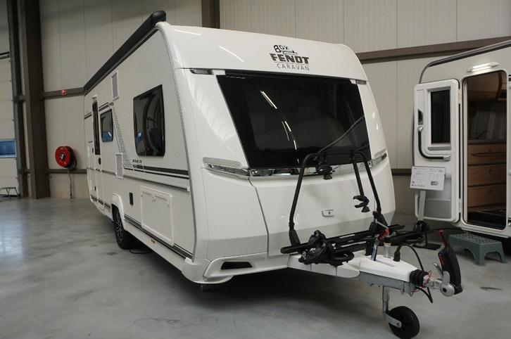 Nieuwe 6 persoons Fendt met stapelbed, 2p b, Black line pack, Caravans en Kamperen, Caravans, Bedrijf, tot en met 6, Treinzit