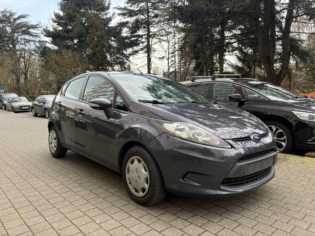 Ford fiesta 1,6D AIRCO 2012 210,000KM 210,000KM DIESEL, Auto's, Euro 5, Zwart, 1600 cc, Zwart