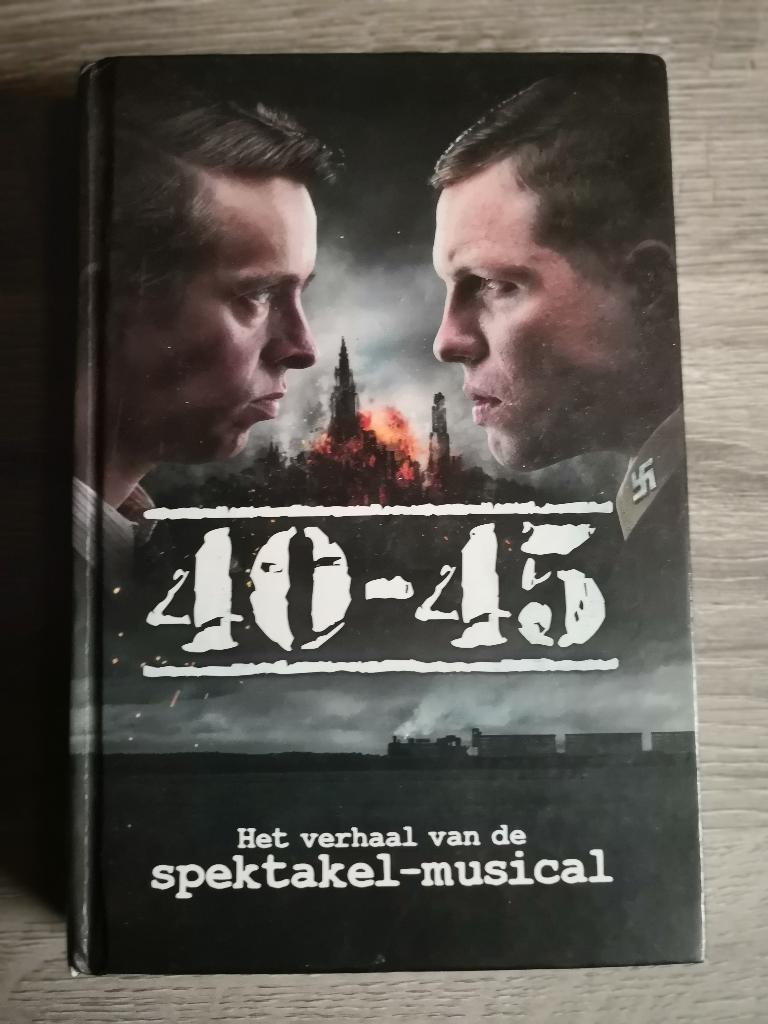 Boek 40-45 - het verhaal van de spektakel musical, Ophalen