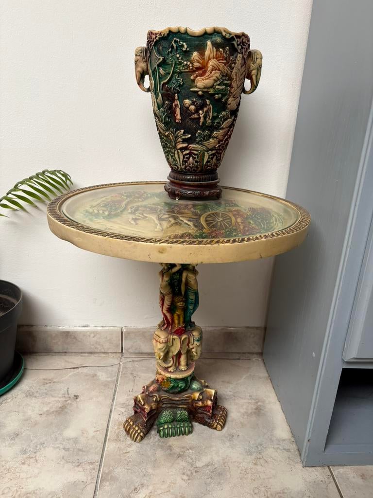 Table, plus vase de cote divoire, Ophalen