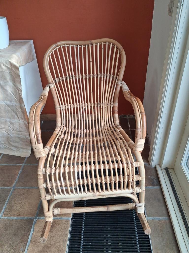 Rieten schommelstoel rotan met kussen. Goede staat, Huis en Inrichting, Ophalen