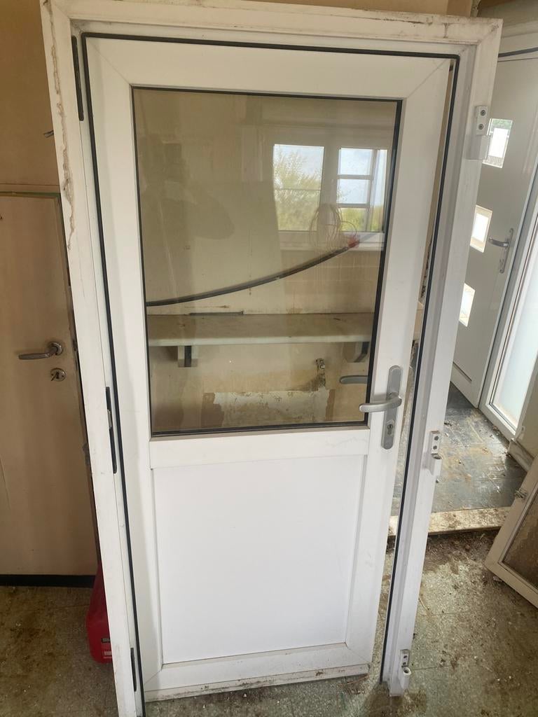 Pvc buitendeur en kozijn en 2 ramen compleet, Doe-het-zelf en Bouw, Kunststof, Gebruikt, Deurkozijn, Inclusief glas