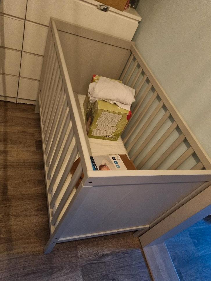 Babybed + comode, Kinderen en Baby's, Kinderkamer | Commodes en Kasten, Zo goed als nieuw, Commode, 90 tot 105 cm, 75 tot 100 cm