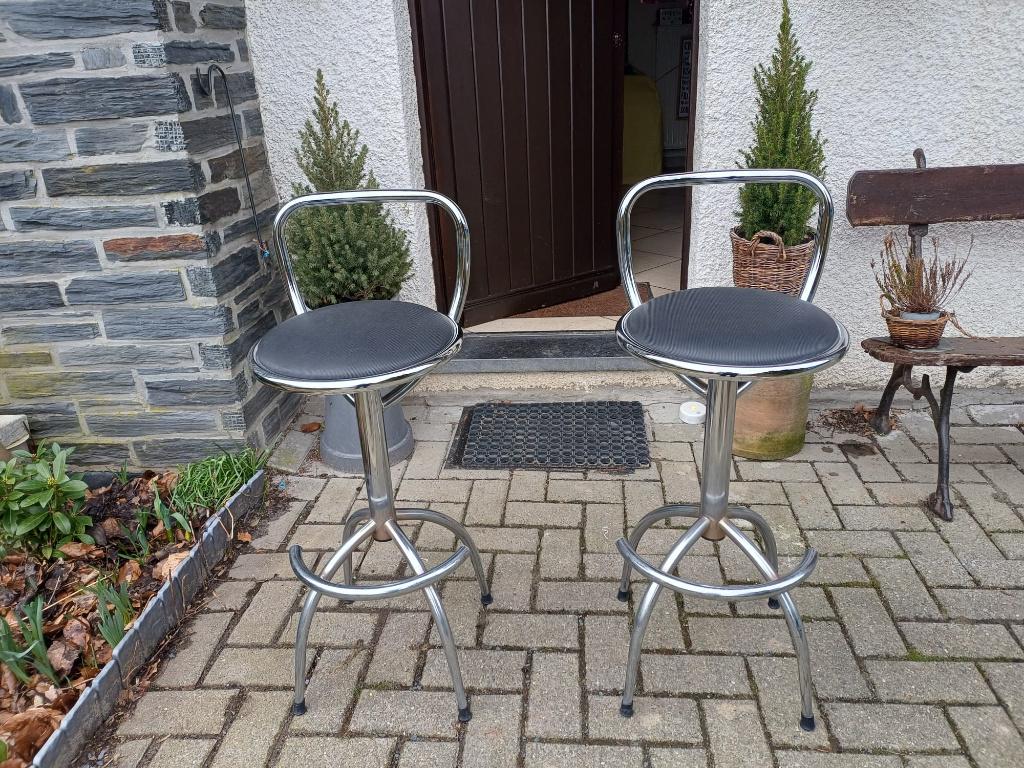 Lot de 2 tabourets de bar chromés avec assise noire, Maison & Meubles, Tabourets de bar, Utilisé, Métal, 2 tabourets, Avec repose-pieds