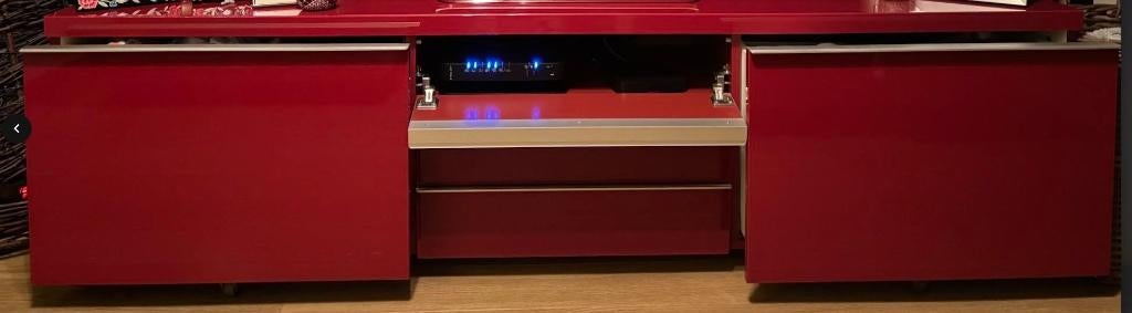 lage TV kast - rood, Huis en Inrichting, Ophalen, Kunststof, Gebruikt, 150 tot 200 cm