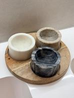 Serveerplank met marmeren schaaltjes, Huis en Inrichting, Ophalen of Verzenden, Nieuw, Rond, Hout