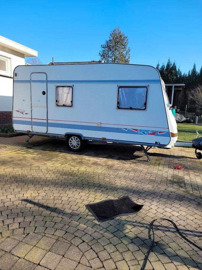 Burstner caravan met voortent., Caravans en Kamperen, Caravans, Particulier, tot en met 4, Treinzit, Bürstner, Vast bed, Gascomfoor
