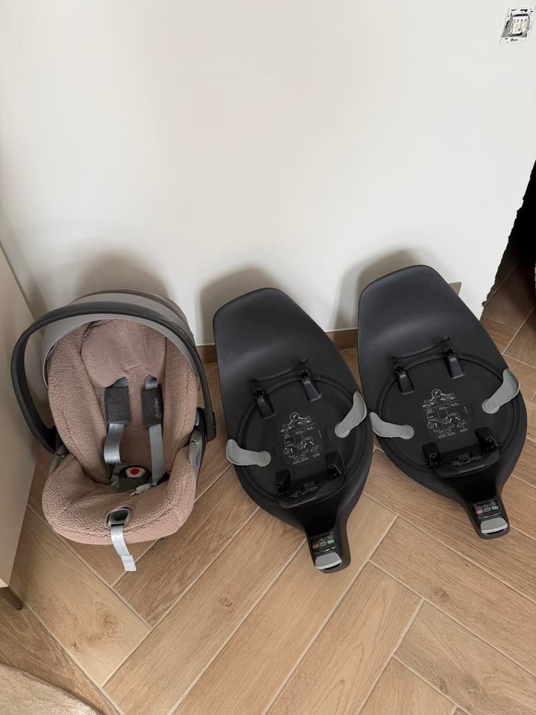 Cybec Cloud T i-Size + 2x base T, Autogordel of Isofix, Gebruikt, 0 t/m 13 kg, Slaapstand