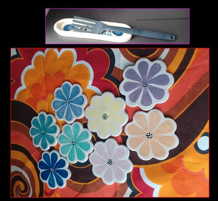 Kleibloemen en natuurlijke gebruiksvoorwerpen, Antiek en Kunst, Antiek | Servies los, Ophalen of Verzenden