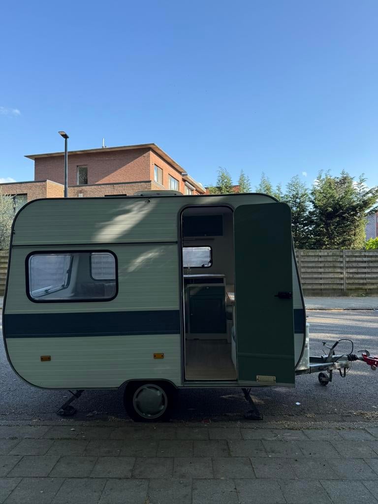Caravane 750 kg Adria, Coin salon convertible, 4 à 5 mètres, Particulier, 500 - 750 kg