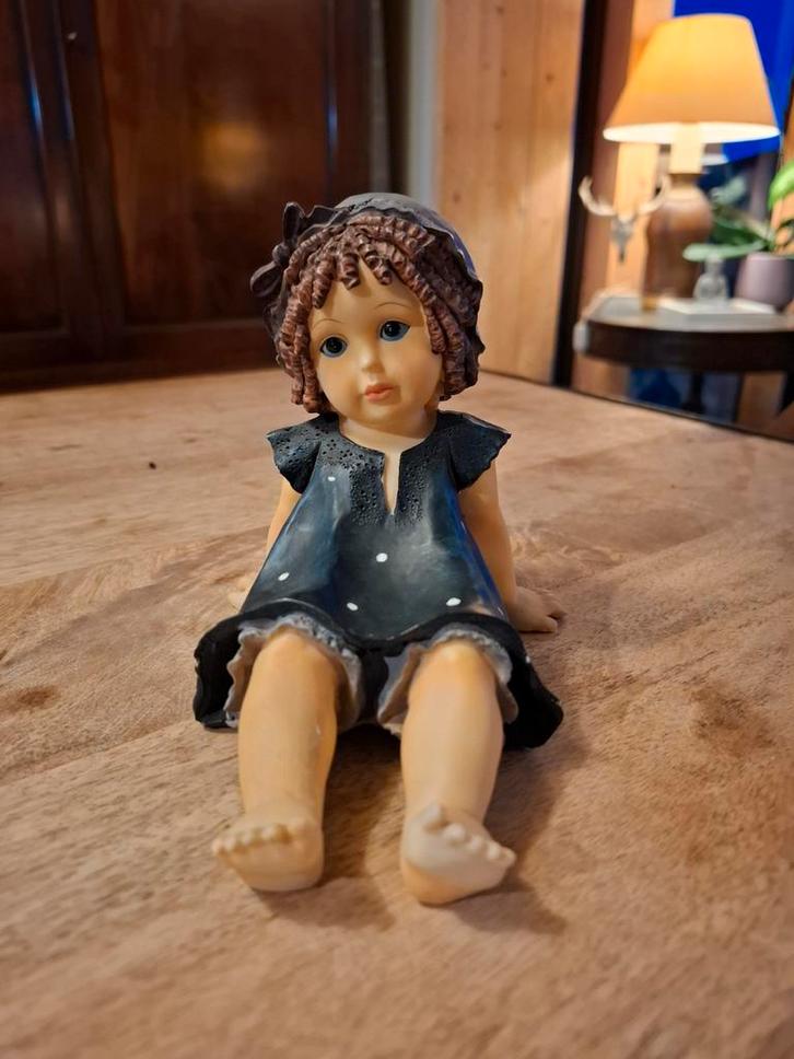 Decoratief meisjesbeeldje – zittend meisje, Verzamelen, Poppen, Ophalen of Verzenden