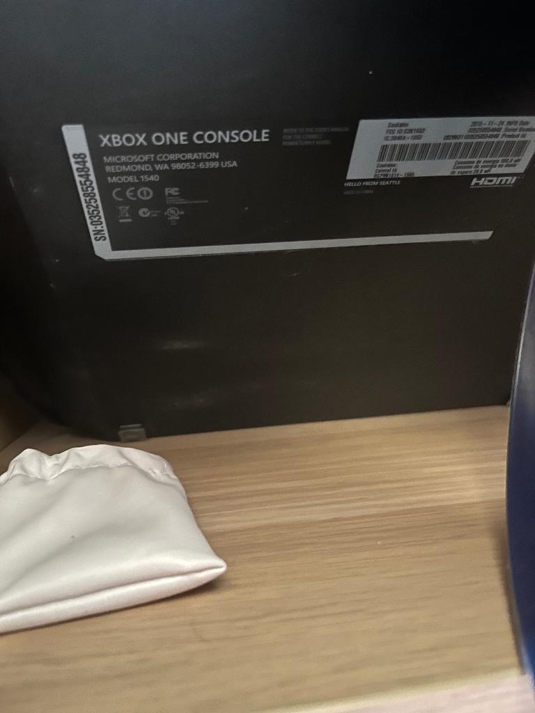 Console Xbox one 1540 de 2915 + 2manettes, Enlèvement