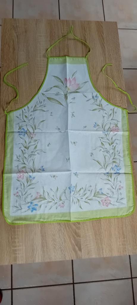 Tablier blanc motifs colorés. Nouveau, Maison & Meubles, Cuisine | Linge de cuisine, Neuf, Tablier, Blanc, Enlèvement ou Envoi