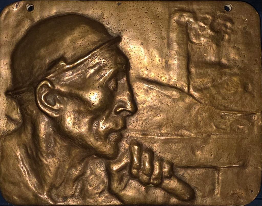 Bas-relief en bronze massif "Le Mineur" d’après Constantin M, Ophalen of Verzenden