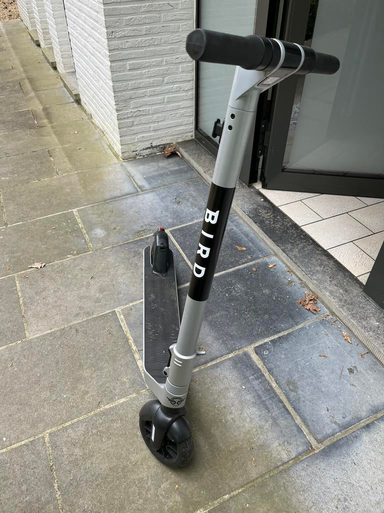 Elektrische step merk Bird, Fietsen en Brommers, Ophalen, Zo goed als nieuw