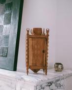 Uniek, met de hand gesneden houten kastje., Enlèvement ou Envoi