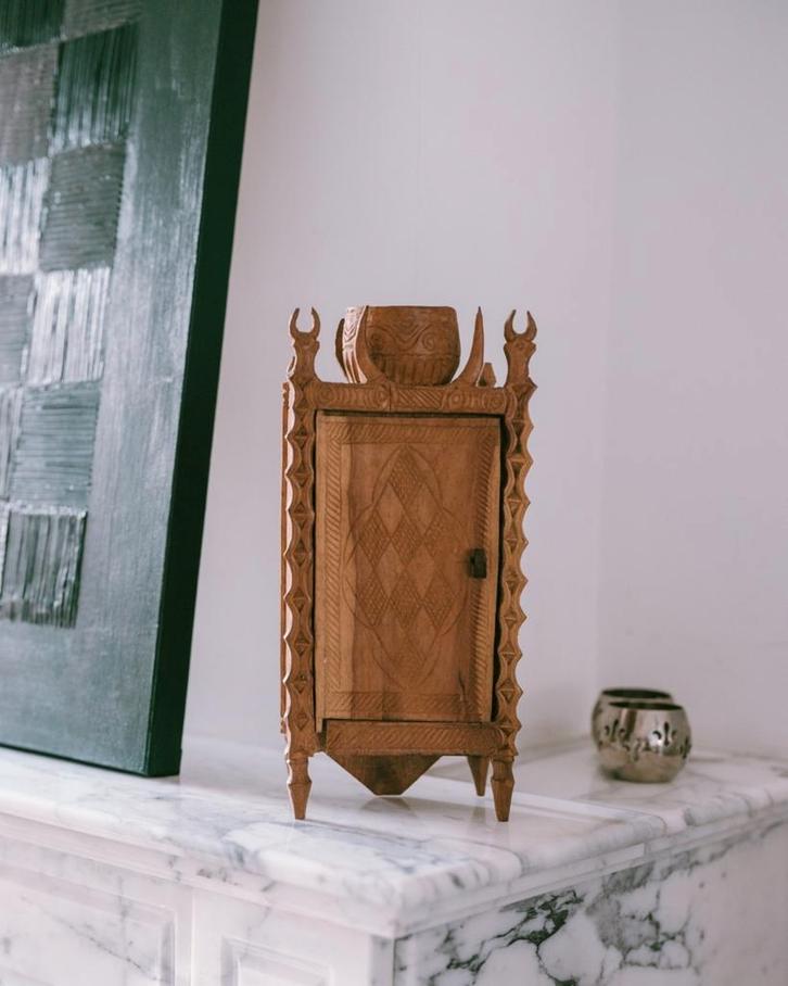 Uniek, met de hand gesneden houten kastje., Antiquités & Art, Curiosités & Brocante, Enlèvement ou Envoi