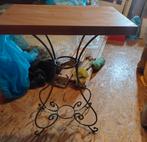Bijzettafel met antiek gedraaid onderstel, Huis en Inrichting, Tafels | Bijzettafels, Minder dan 55 cm, Gebruikt, Metaal of Aluminium