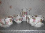 Wit koffieservies met bloemmotief, Huis en Inrichting, Keuken | Servies, Ophalen of Verzenden, Zo goed als nieuw, Porselein, Compleet servies