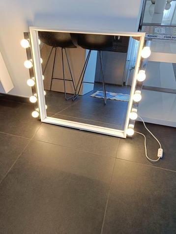 Make-up Spiegel met licht beschikbaar voor biedingen