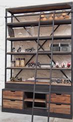 Industriële metalen boekenkast + ladder, Huis en Inrichting, Kasten | Boekenkasten, Ophalen, Gebruikt, Metaal, Industriel