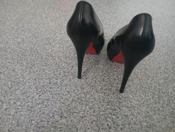 CHRISTIAN LOUBOUTIN PUMPS IN ZEER MOOIE STAAT ! beschikbaar voor biedingen