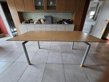 Tafel beschikbaar voor biedingen