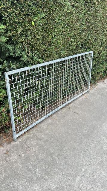 Ijzeren hekken beschikbaar voor biedingen
