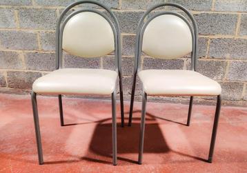 Twee stoelen  beschikbaar voor biedingen
