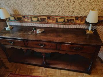 Massieve eiken dressoir in zeer goede staat beschikbaar voor biedingen