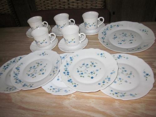 Arcopal koffie cup borden Veronica, blauwe bloem -VERGEET MI, Huis en Inrichting, Keuken | Servies, Zo goed als nieuw, Compleet servies