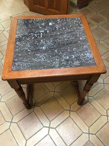 Antieke massief houten vierkante tafel met marmeren blad beschikbaar voor biedingen