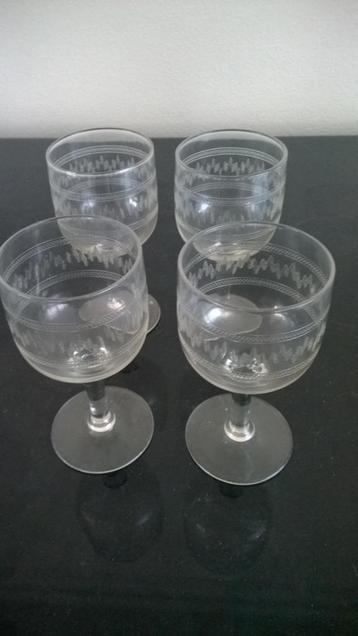 Antiek glazen met gravure beschikbaar voor biedingen