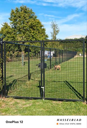Zwarte dubbele poort 2 jaar oud 118 CM breed en 173 CM hoog  beschikbaar voor biedingen