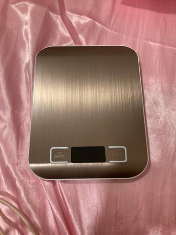 Roze metalen keukenweegschaal, maximaal 5 kg beschikbaar voor biedingen