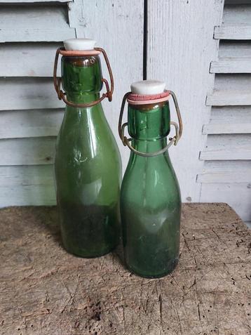 2 mooie oude groene glazen inmaakflessen met porseleinen dop