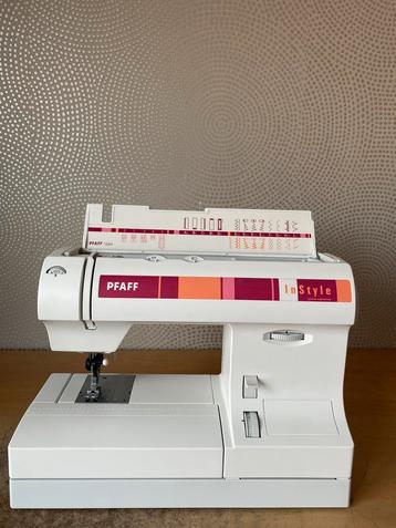 NAAIMACHINE PFAFF INSTYLE 1524 MET IDT DUBBEL TRANSPORT beschikbaar voor biedingen