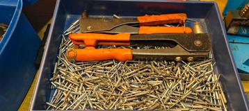 Rivettentang 2 stuks en rivetten in kist. beschikbaar voor biedingen