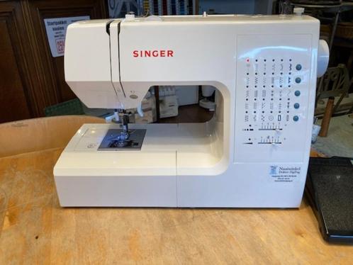 Singer 7446 computernaaimachine met mooie stevige draagtas, Hobby en Vrije tijd, Naaimachines en Toebehoren, Zo goed als nieuw
