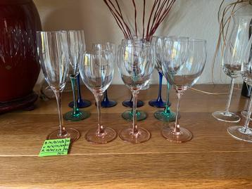 Blauwe, groene, roze champagnewijnglazen beschikbaar voor biedingen