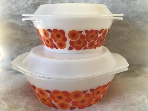 2 vintage kommen met deksel. Arcopal Lotus ., Huis en Inrichting, Keuken | Servies, Kom(men), Ophalen of Verzenden