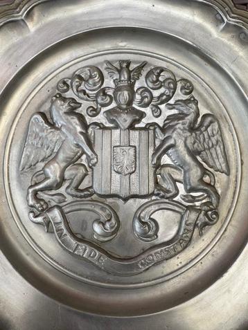Groot antiek tinnen bord met wapenschild  beschikbaar voor biedingen