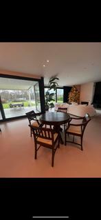 Tafel met 4 bijpassende stoelen. Massief hout, 1m diameter.