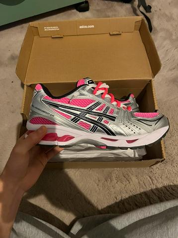 Asics Gel Kayano 14 beschikbaar voor biedingen