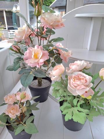 3 nieuwe licht roze kunstbloemen in pot 19€ samen
 beschikbaar voor biedingen