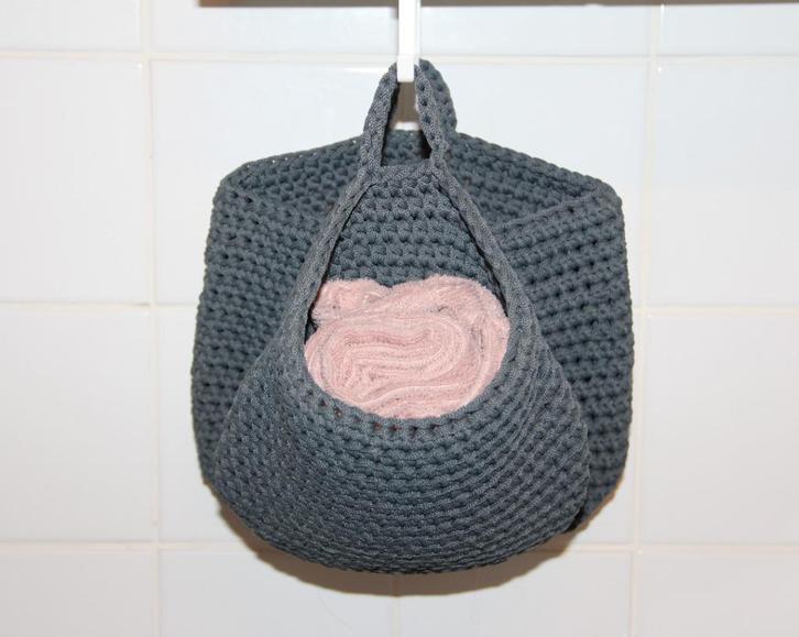 Paniers gris crochetés à la main IKEA série Nordrana, Huis en Inrichting, Woonaccessoires | Schalen en Manden, Zo goed als nieuw