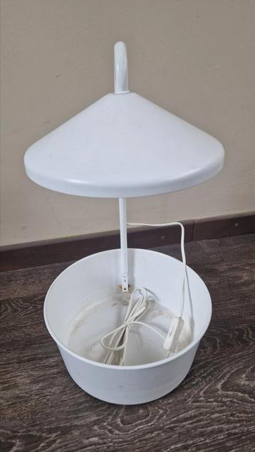 Witte metalen kruidenbak met kweeklamp beschikbaar voor biedingen
