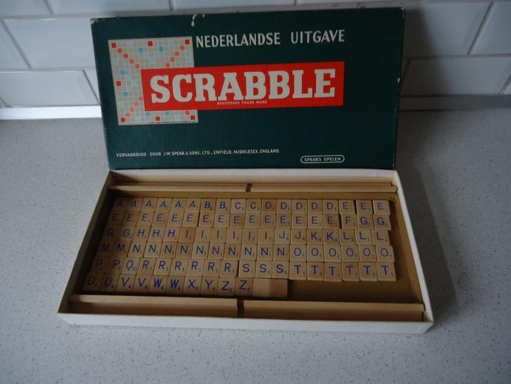 Vintage "Scrabble" met echte houten Lettertjes en Houdertjes, Hobby en Vrije tijd, Gezelschapsspellen | Bordspellen, Gebruikt